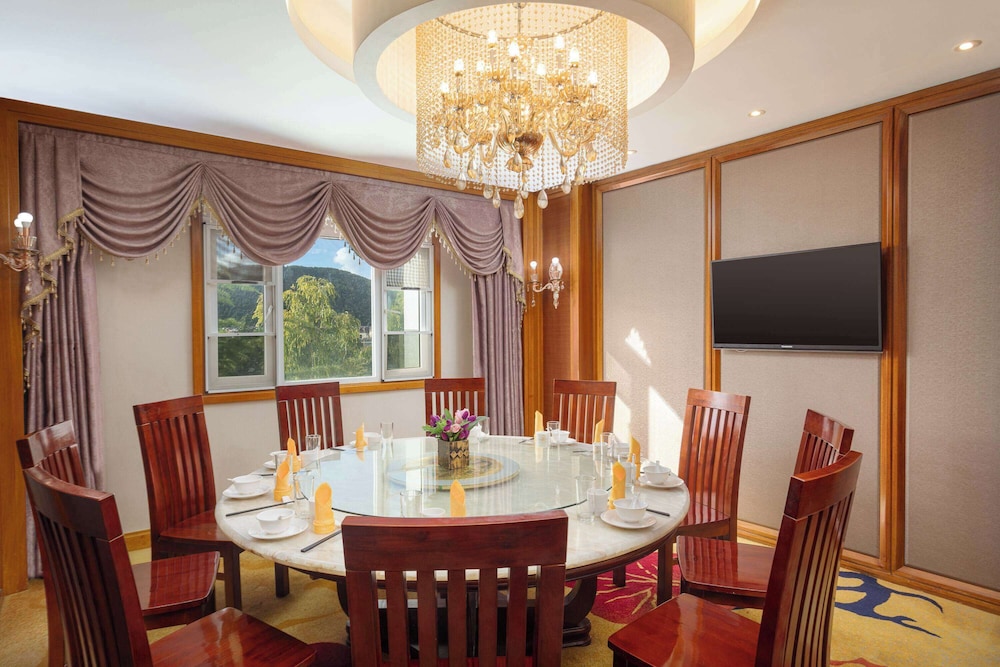 hawthorn by wyndham shangri la old town