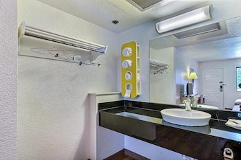 Super 8 By Wyndham Livermore,,2 star