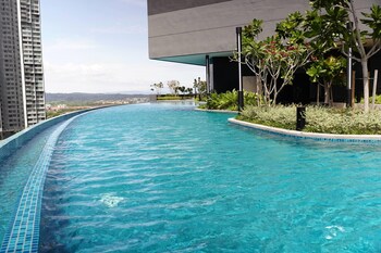 Wyndham Grand I-City,,2 star