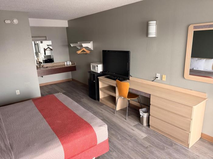 red carpet inn and suites