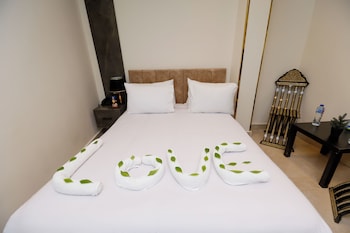 taj pyramids view inn