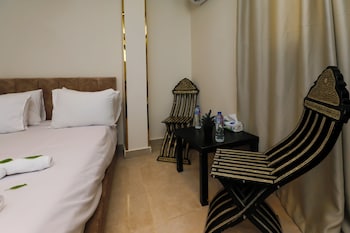 taj pyramids view inn