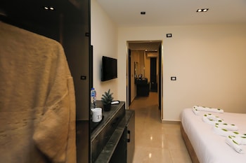 taj pyramids view inn