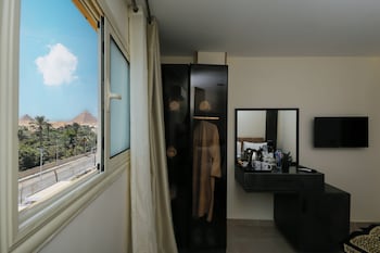 taj pyramids view inn