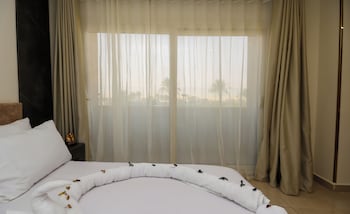 taj pyramids view inn