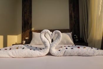 taj pyramids view inn
