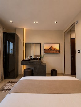 taj pyramids view inn