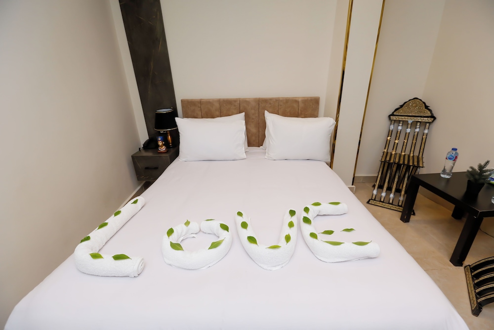 taj pyramids view inn
