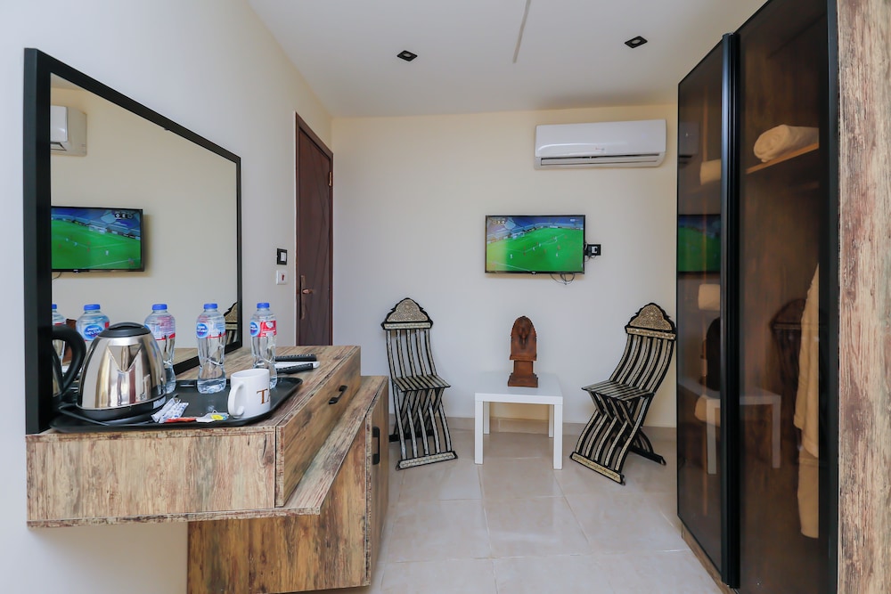 taj pyramids view inn