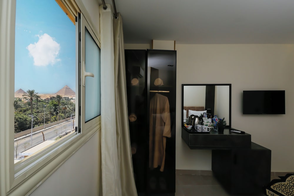 taj pyramids view inn