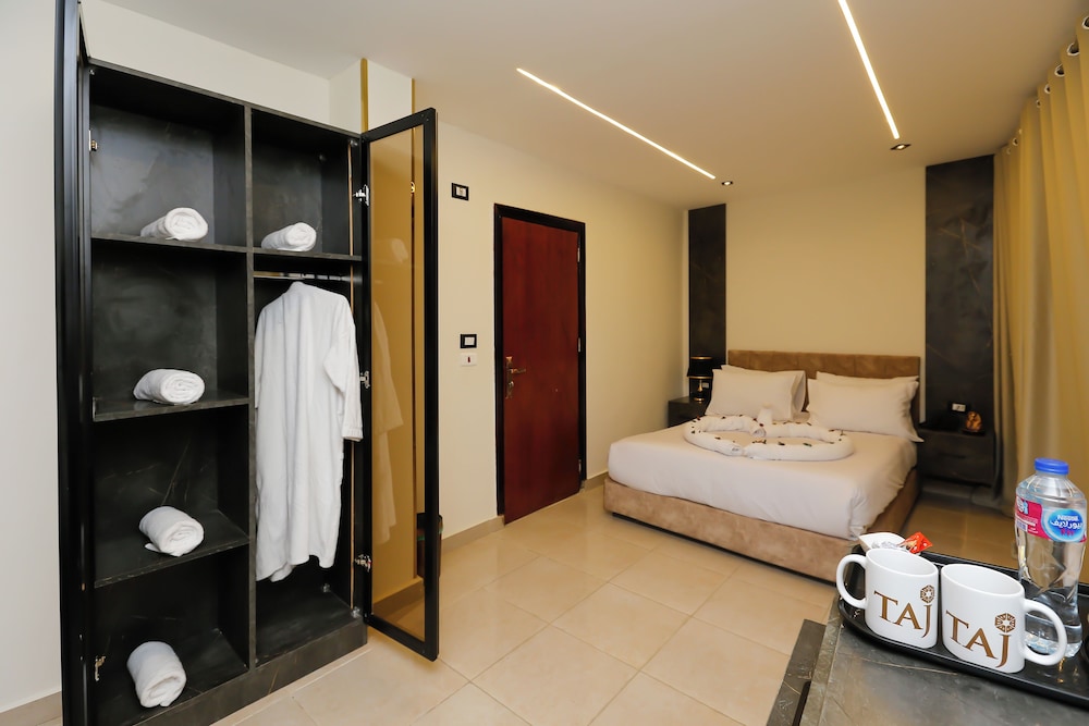 taj pyramids view inn