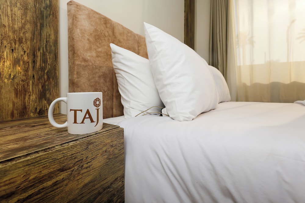 taj pyramids view inn