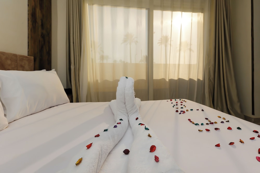 taj pyramids view inn