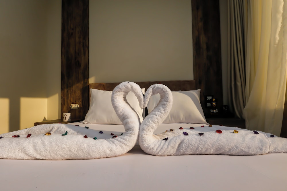 taj pyramids view inn
