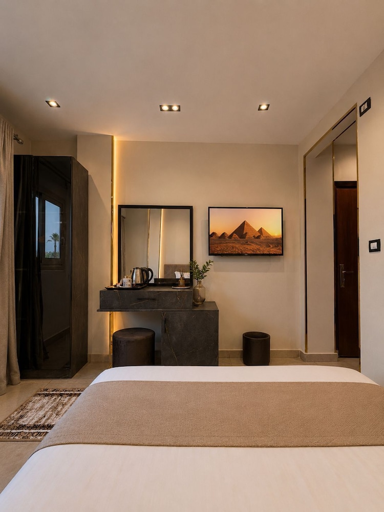 taj pyramids view inn