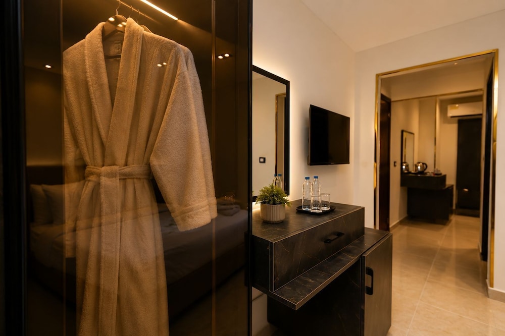 taj pyramids view inn