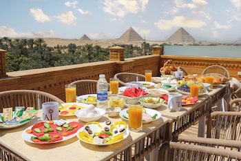 taj pyramids view inn