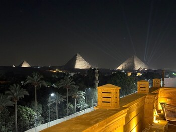 taj pyramids view inn