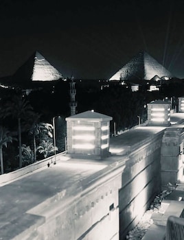 taj pyramids view inn