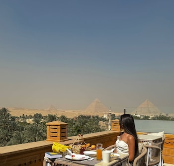 taj pyramids view inn