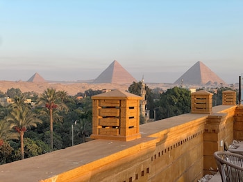 taj pyramids view inn