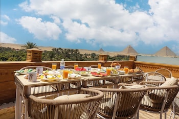 taj pyramids view inn