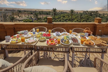 taj pyramids view inn