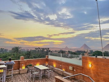 taj pyramids view inn