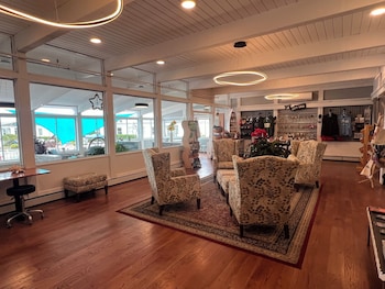 trade winds on the bay