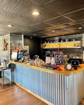 trade winds on the bay