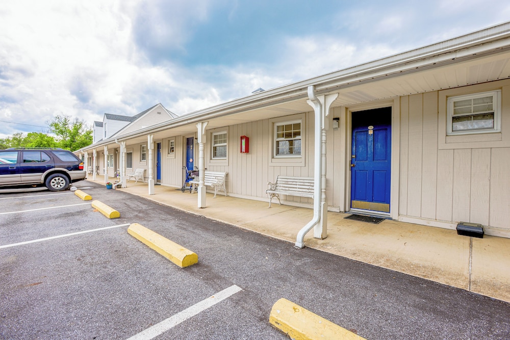 relax inn by oyo natural bridge i 81
