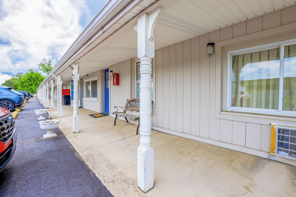 relax inn by oyo natural bridge i 81