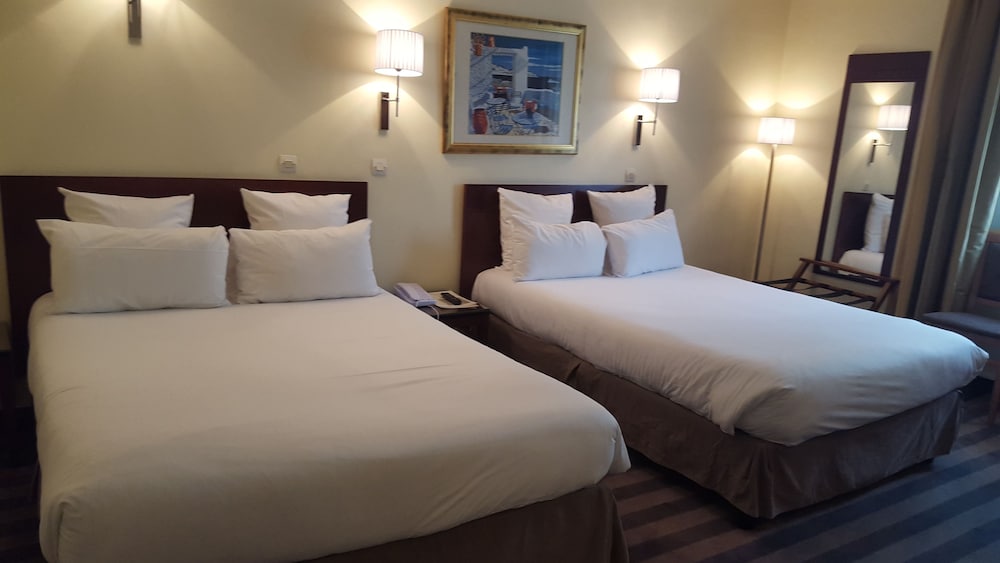 saint cyr etoile hotel