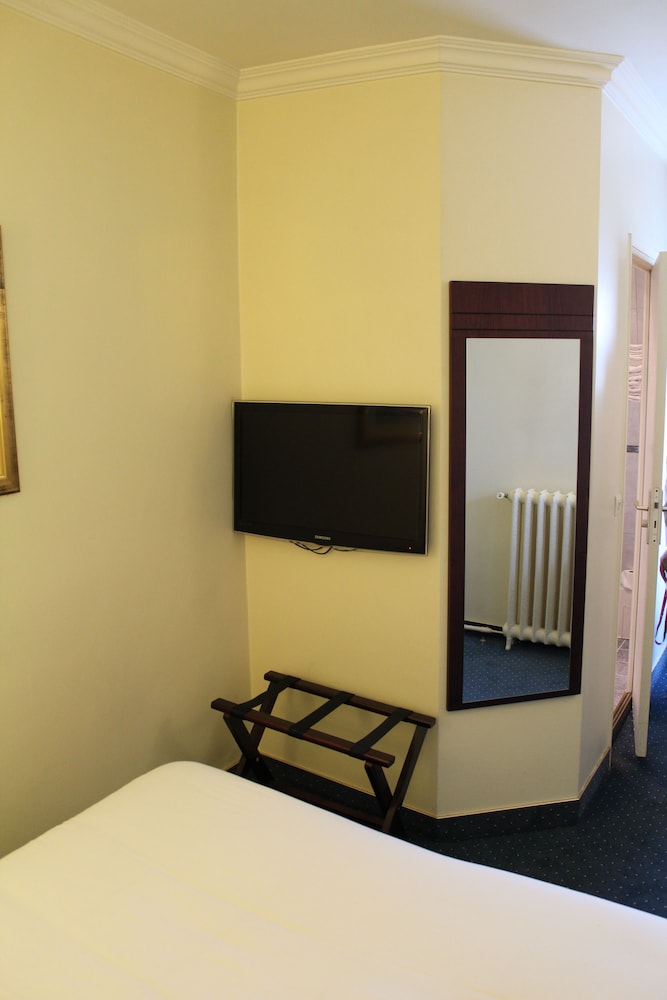 saint cyr etoile hotel