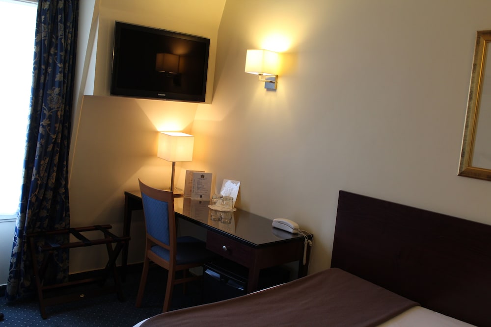 saint cyr etoile hotel