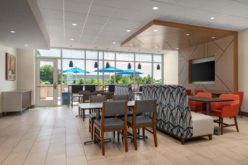 holiday inn express and suites overland park south