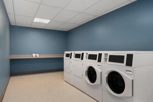 holiday inn express and suites overland park south