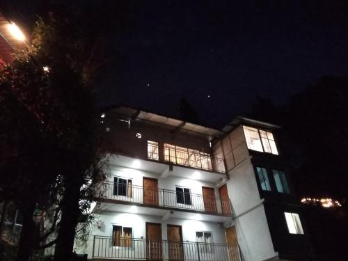 mount aura stay and dine