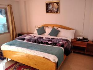 mount aura stay and dine