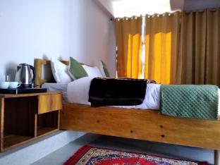 mount aura stay and dine