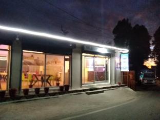 mount aura stay and dine