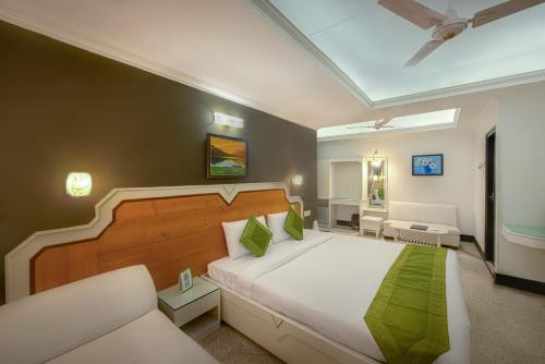 treebo green view park circus