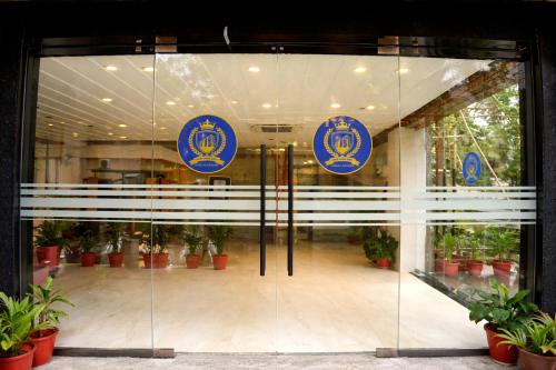hotel regal crest