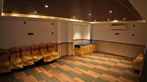 hotel regal crest