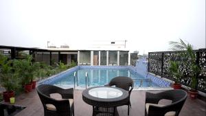 hotel regal crest