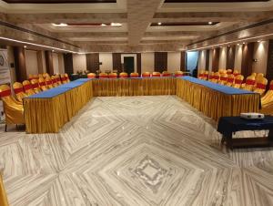 hotel regal crest