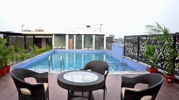 Hotel Regal Crest,,3 star