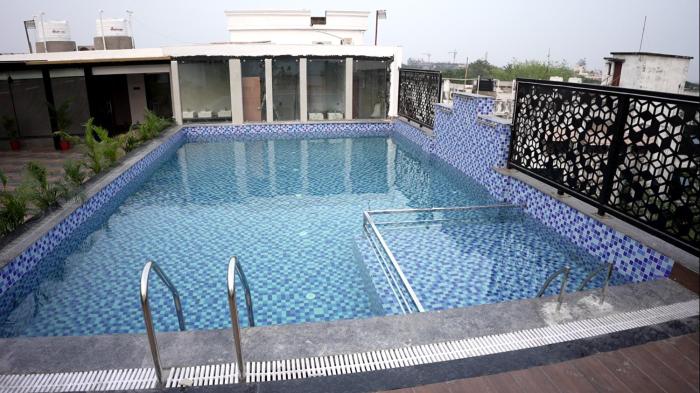 hotel regal crest