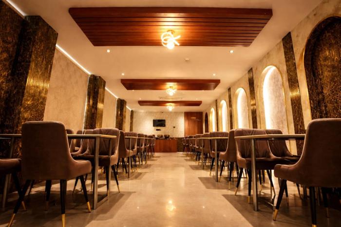 hotel regal crest