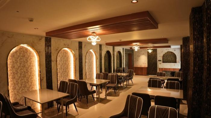 hotel regal crest
